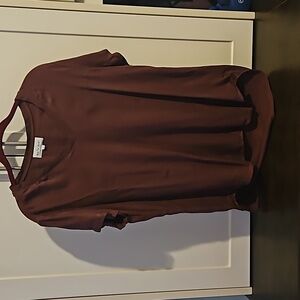 Bella Dahl Vneck tee, color is wildberry, size S